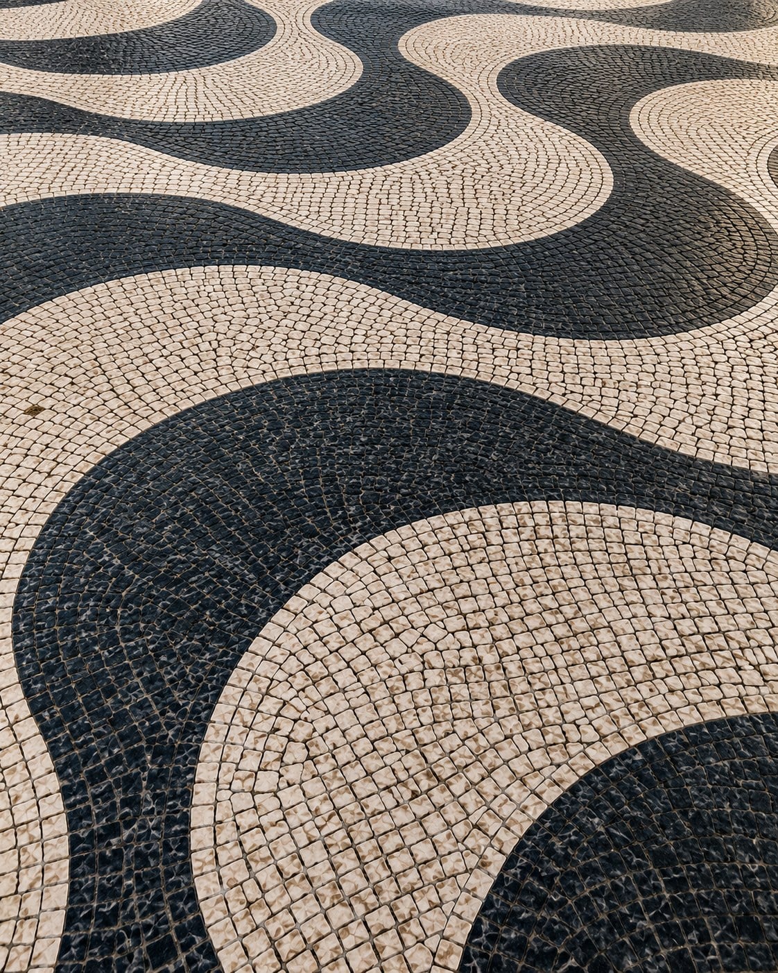 Calçada portuguesa com o padrão de ondas