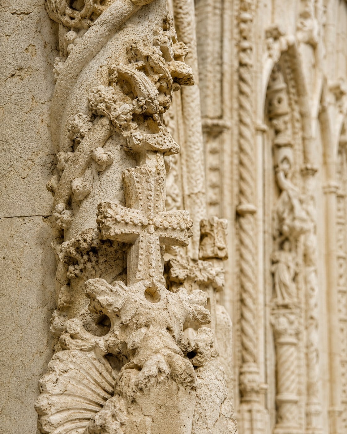 Detalhe de pedra manuelina esculpida, com a Cruz de Cristo
